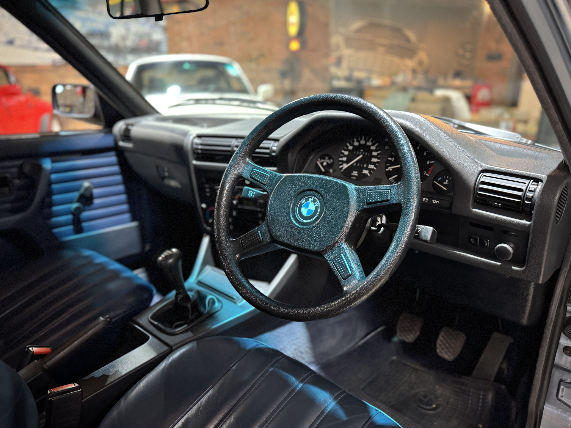 1988 BMW 320i (E30)