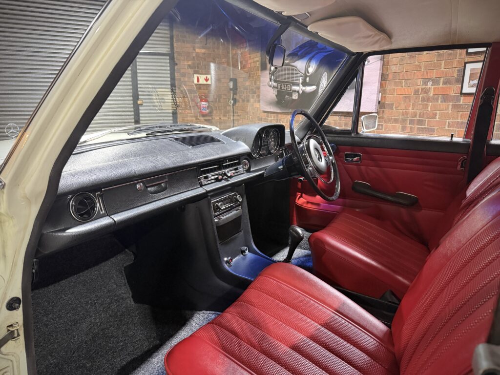 1972 Mercedes Benz W114 230-6