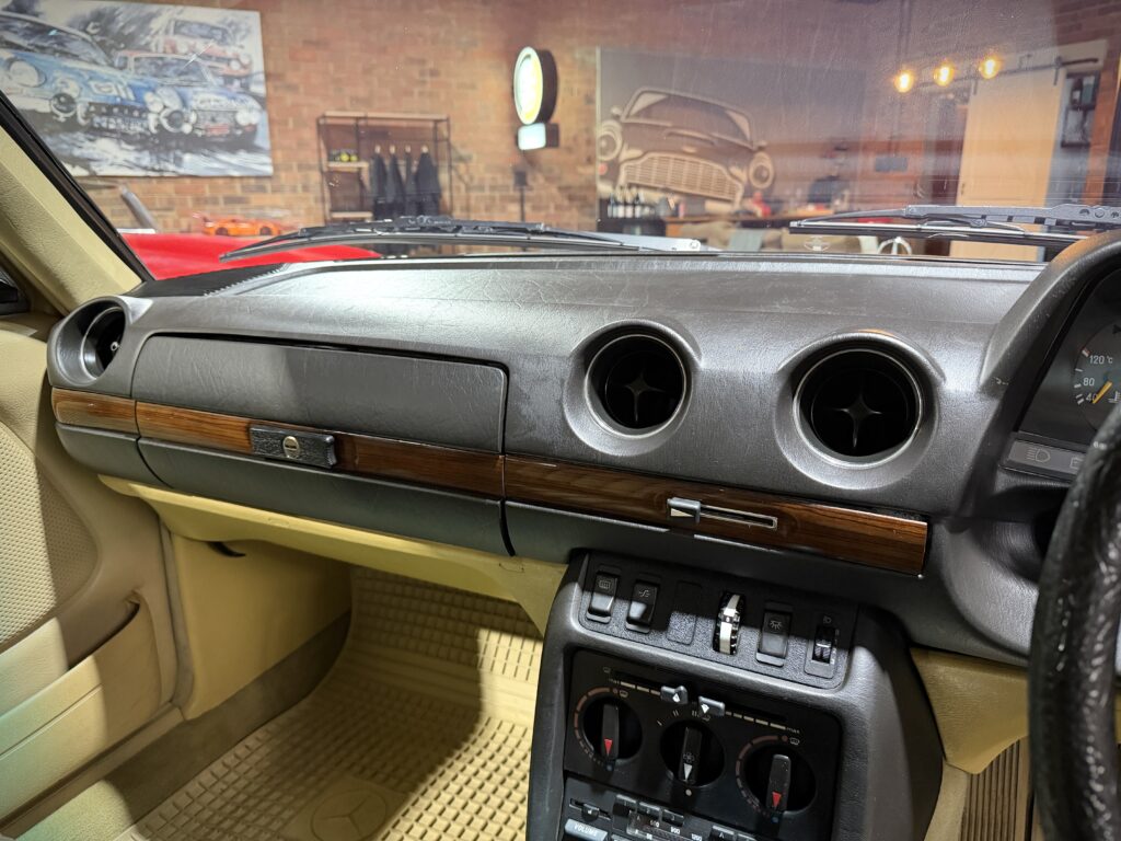1983 Mercedes Benz 230E W123