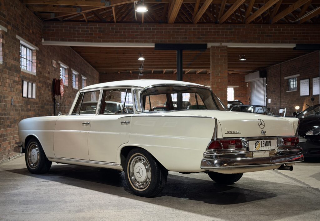 1965 Mercedes Benz 220 S W111